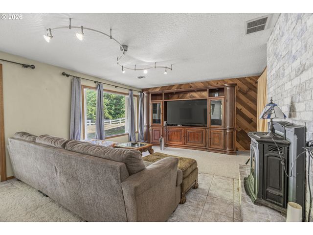 891 YOUNG Rd, Kelso, WA 98626