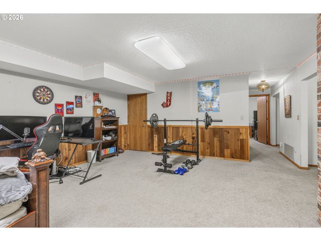 891 YOUNG Rd, Kelso, WA 98626