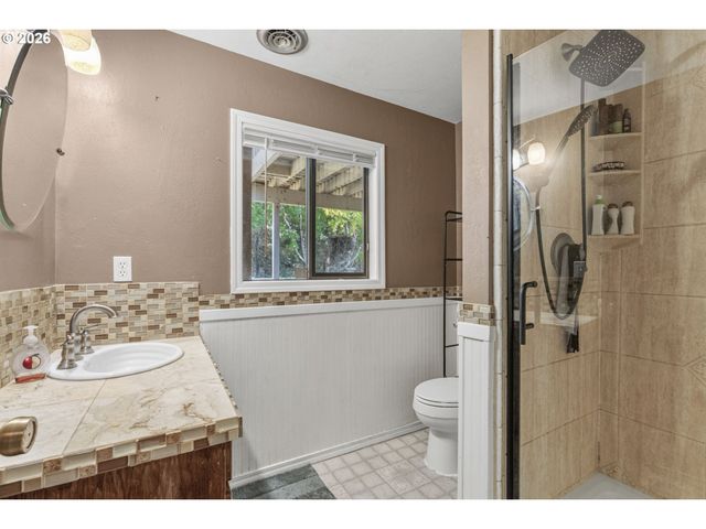 891 YOUNG Rd, Kelso, WA 98626