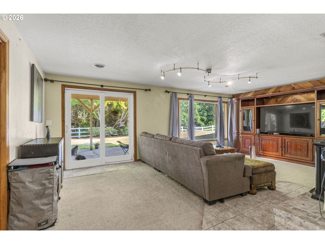 891 YOUNG Rd, Kelso, WA 98626
