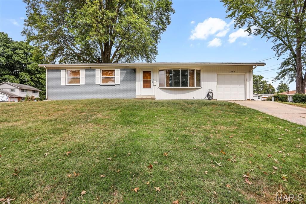 1301 Springfield Drive, Belleville, IL 62221