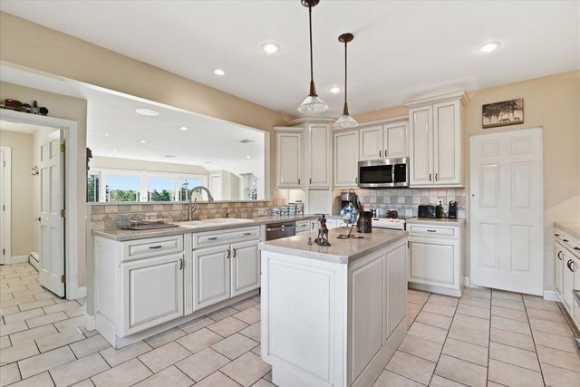 6423 BLUEBERRY LN, Pipersville, PA 18947