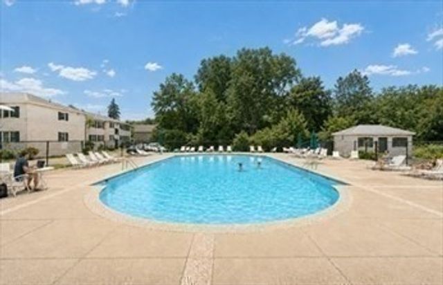 18 Lake Shore Terrace 3, Boston, MA 02135