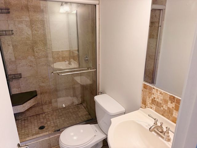 18 Lake Shore Terrace 3, Boston, MA 02135