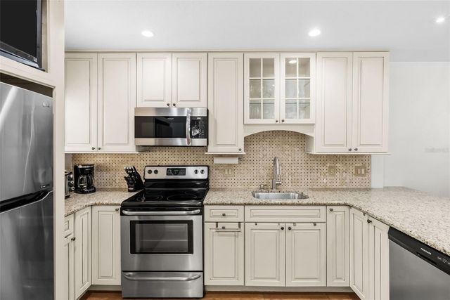 3810 OAK DRIVE N11, Tampa, FL 33611