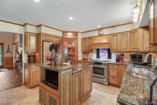 4590 Pine Village Drive, West Bloomfield, MI 48323
