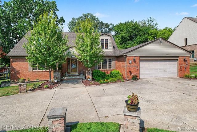 4590 Pine Village Drive, West Bloomfield, MI 48323
