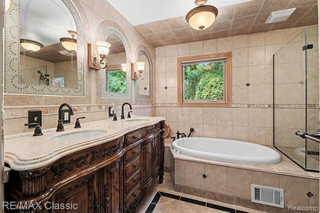 4590 Pine Village Drive, West Bloomfield, MI 48323