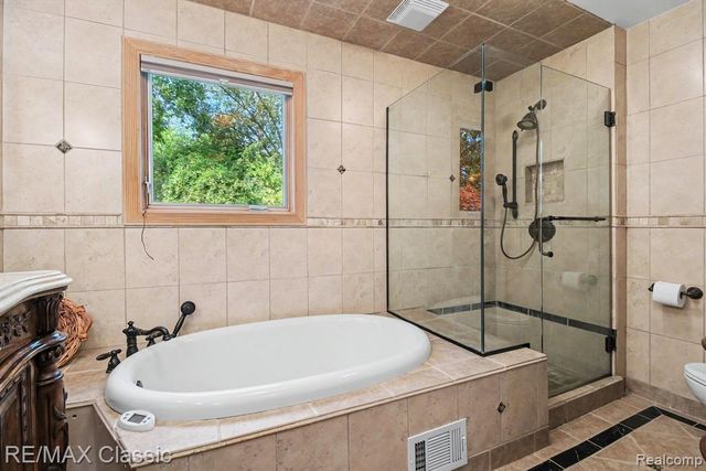 4590 Pine Village Drive, West Bloomfield, MI 48323