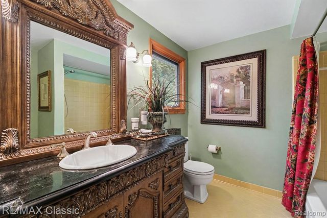 4590 Pine Village Drive, West Bloomfield, MI 48323