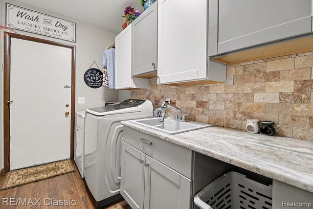 4590 Pine Village Drive, West Bloomfield, MI 48323
