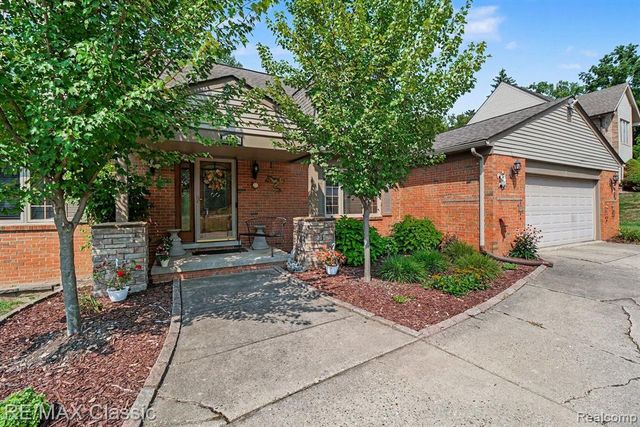 4590 Pine Village Drive, West Bloomfield, MI 48323