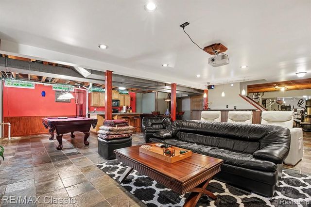 4590 Pine Village Drive, West Bloomfield, MI 48323