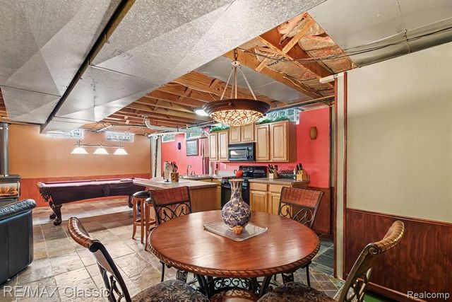 4590 Pine Village Drive, West Bloomfield, MI 48323