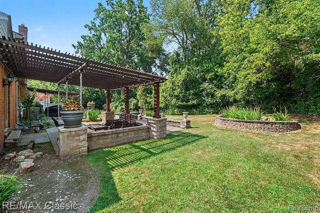 4590 Pine Village Drive, West Bloomfield, MI 48323