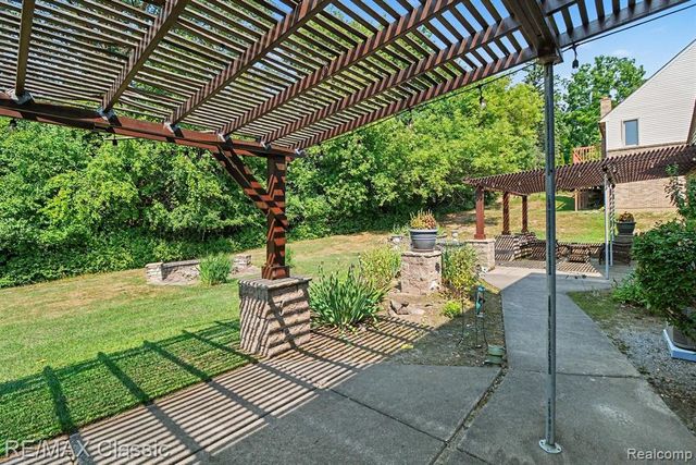 4590 Pine Village Drive, West Bloomfield, MI 48323