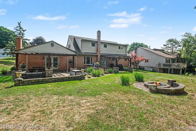 4590 Pine Village Drive, West Bloomfield, MI 48323