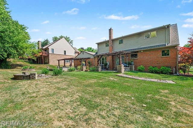 4590 Pine Village Drive, West Bloomfield, MI 48323