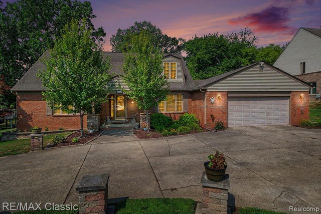 4590 Pine Village Drive, West Bloomfield, MI 48323