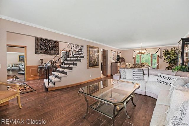 4590 Pine Village Drive, West Bloomfield, MI 48323