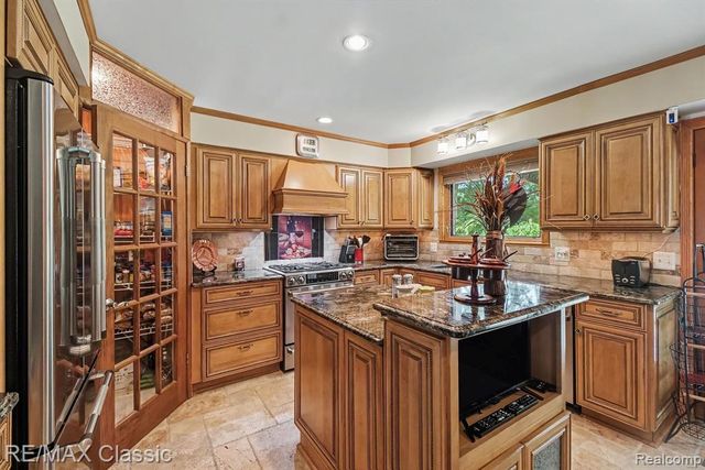 4590 Pine Village Drive, West Bloomfield, MI 48323