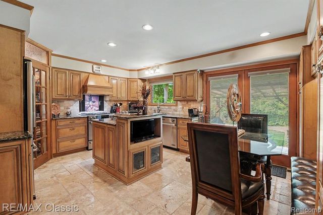 4590 Pine Village Drive, West Bloomfield, MI 48323