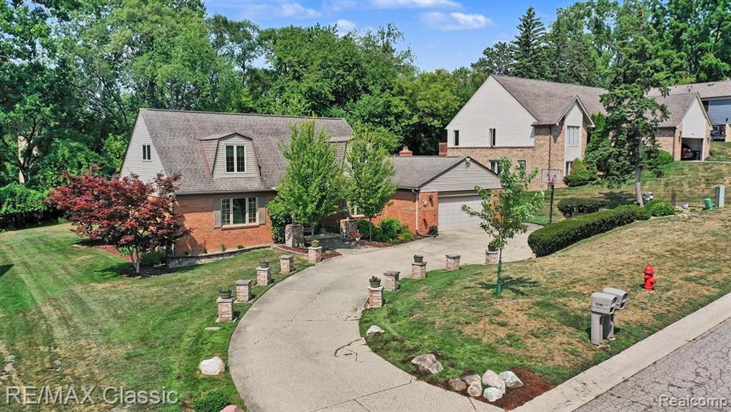 4590 Pine Village Drive, West Bloomfield, MI 48323