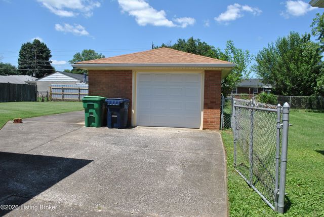 2227 Mary Catherine Dr, Louisville, KY 40216
