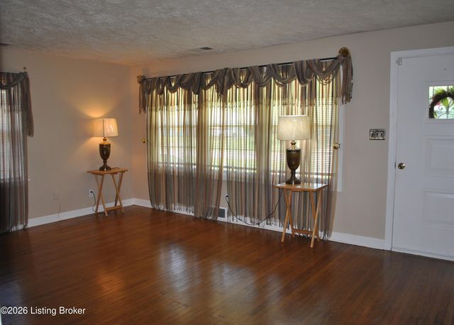 2227 Mary Catherine Dr, Louisville, KY 40216