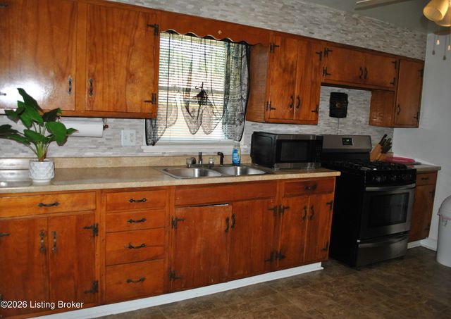 2227 Mary Catherine Dr, Louisville, KY 40216