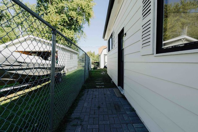 27044 W Sunset Avenue, Antioch, IL 60002