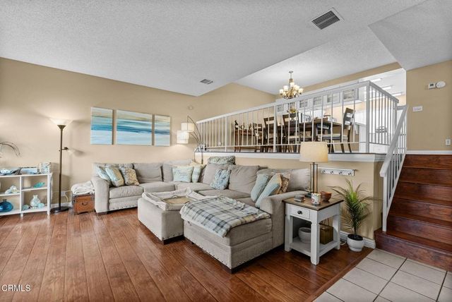 18360 Collins Street L, Tarzana, CA 91356