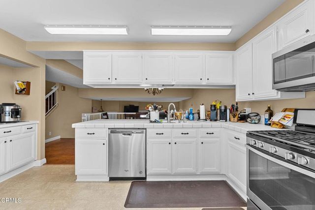 18360 Collins Street L, Tarzana, CA 91356