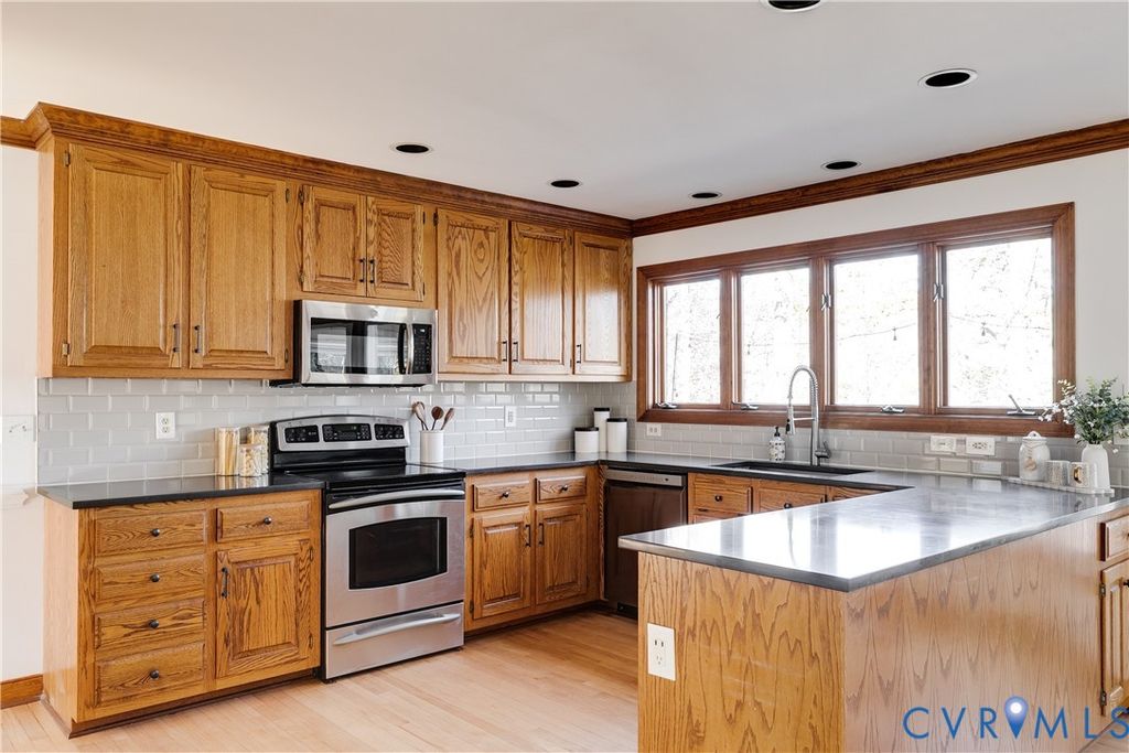 7493 Hidden Lake Cir, Mechanicsville, VA 23111