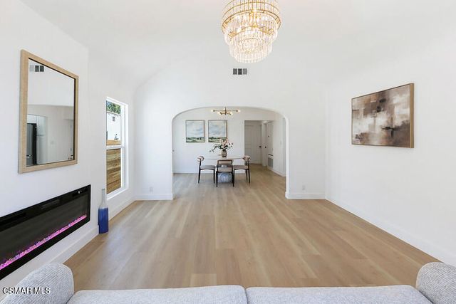 2958 West Boulevard, Los Angeles, CA 90016