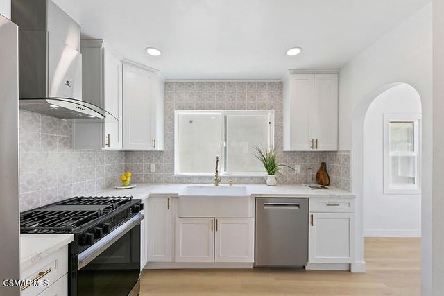 2958 West Boulevard, Los Angeles, CA 90016