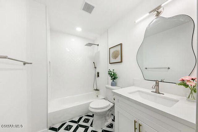 2958 West Boulevard, Los Angeles, CA 90016