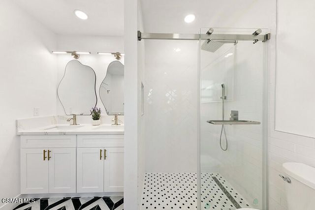 2958 West Boulevard, Los Angeles, CA 90016