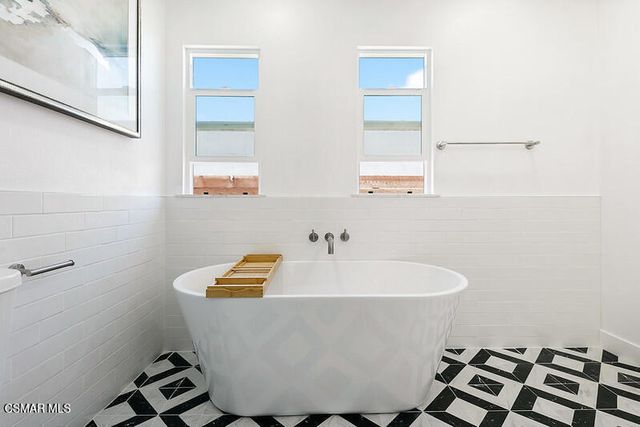 2958 West Boulevard, Los Angeles, CA 90016