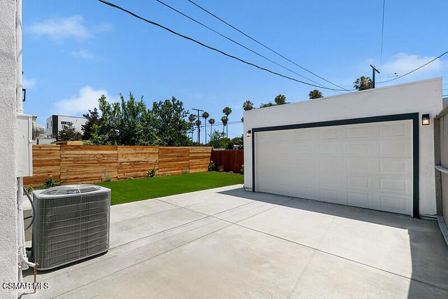 2958 West Boulevard, Los Angeles, CA 90016