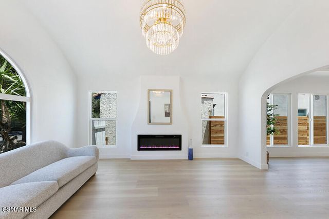2958 West Boulevard, Los Angeles, CA 90016