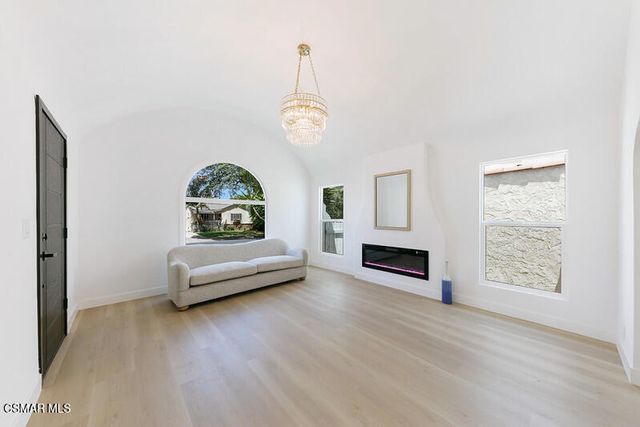 2958 West Boulevard, Los Angeles, CA 90016