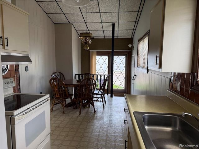 15258 Travis Street, Southgate, MI 48195