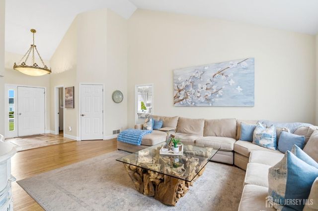 32 Scott Drive, Monroe, NJ 08831