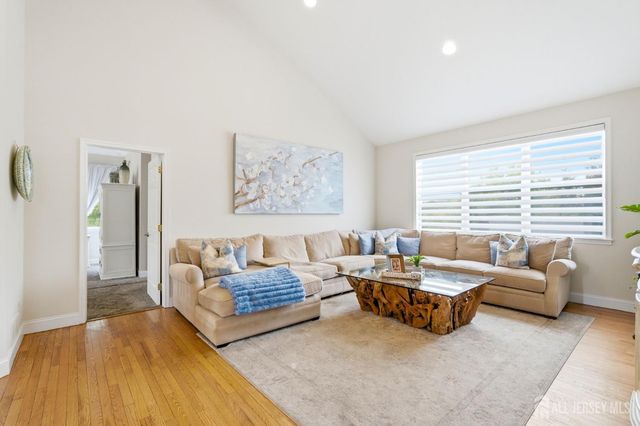 32 Scott Drive, Monroe, NJ 08831