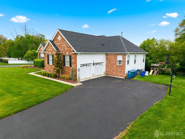 32 Scott Drive, Monroe, NJ 08831