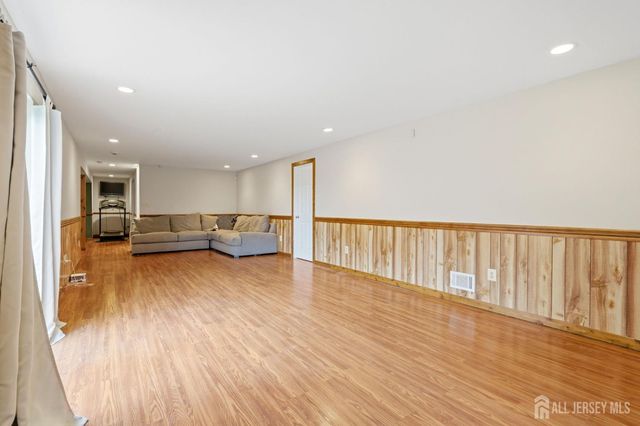 32 Scott Drive, Monroe, NJ 08831
