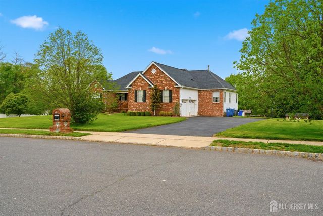 32 Scott Drive, Monroe, NJ 08831