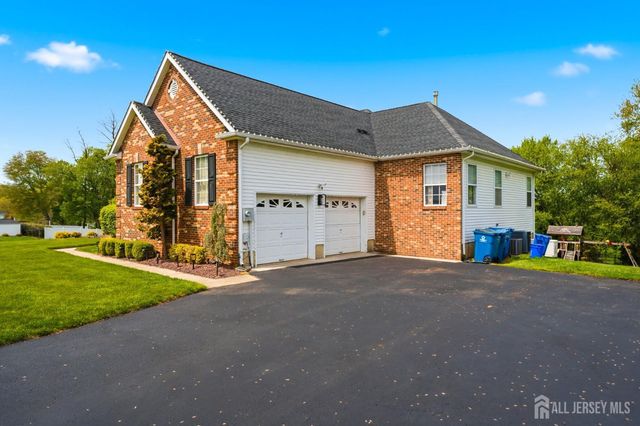 32 Scott Drive, Monroe, NJ 08831