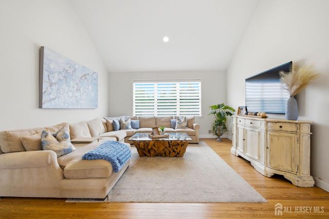 32 Scott Drive, Monroe, NJ 08831